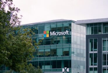 Oltre ai licenziamenti Microsoft chiude AltSpaceVR: HoloLens in pericolo? thumbnail