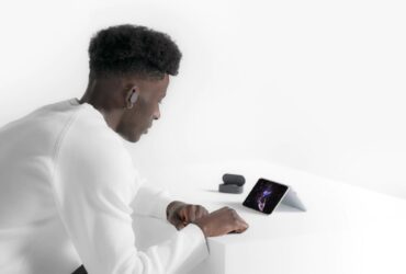 Microsoft al lavoro su Surface Duo 3 con display pieghevole thumbnail