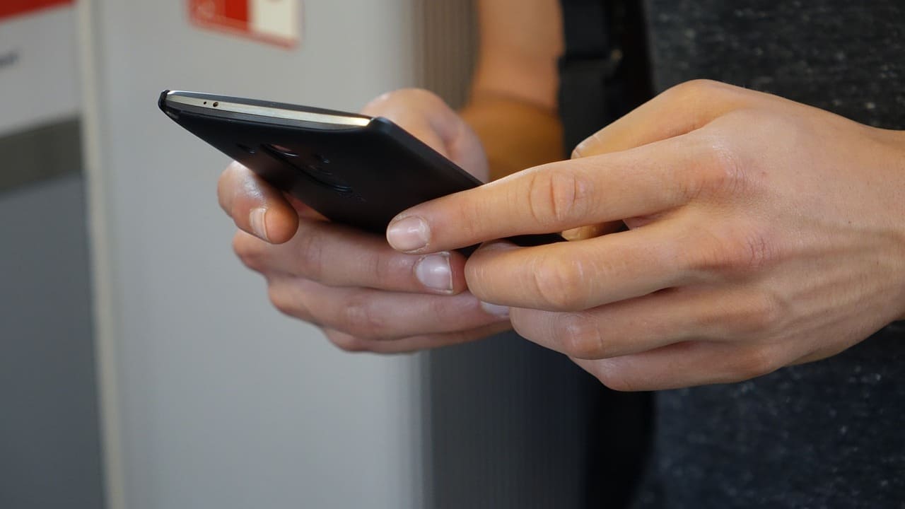 Telefonia mobile: prezzo medio in calo e crescita record per i giga mensili thumbnail