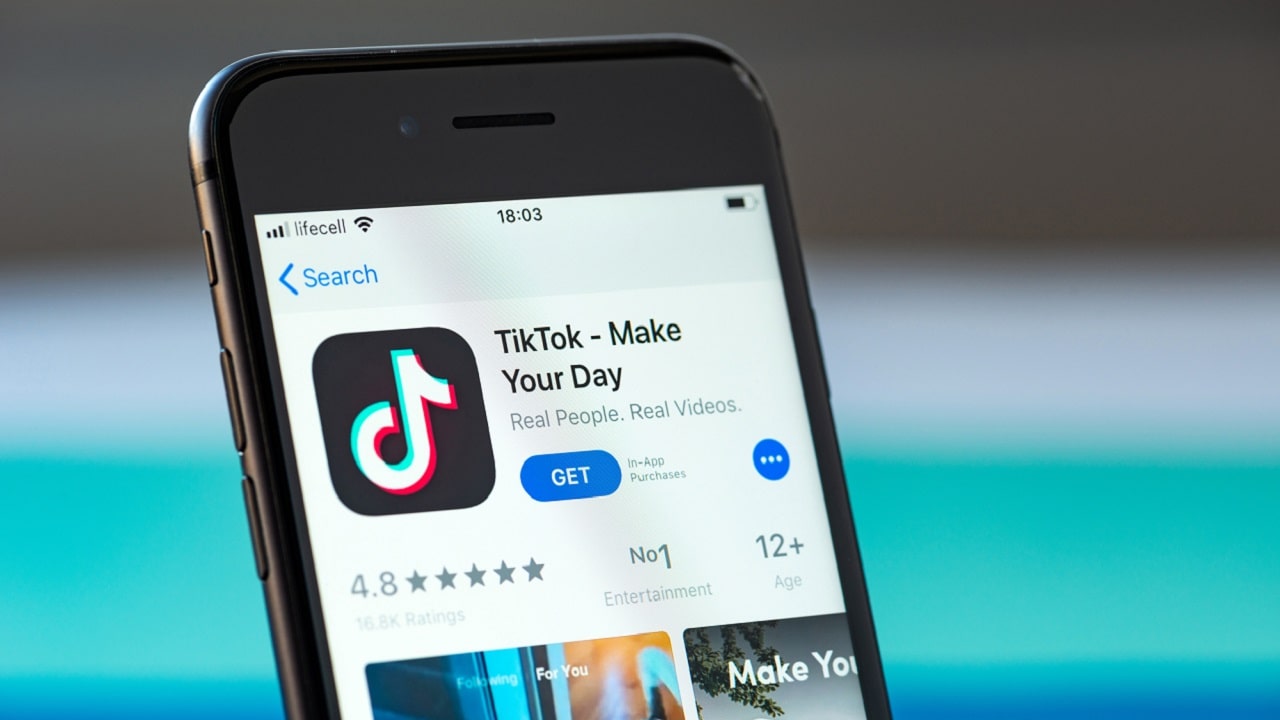 La Commissione Europea vieta TikTok ai dipendenti thumbnail