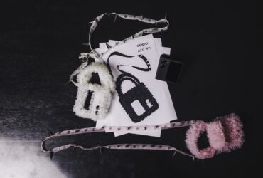 OPPO sfila alla Milano Fashion Week 2023 con Find N2 Flip thumbnail