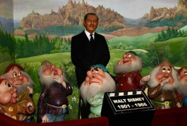 L’ologramma di Walt Disney accoglierà i visitatori al Disney100: The Exhibition thumbnail