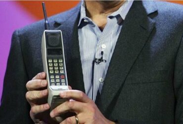 40 anni fa arrivo in vendita il primo telefono cellulare thumbnail
