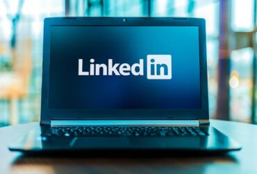 LinkedIn avrà l'intelligenza artificiale: potrà generare CV e annunci di lavoro thumbnail