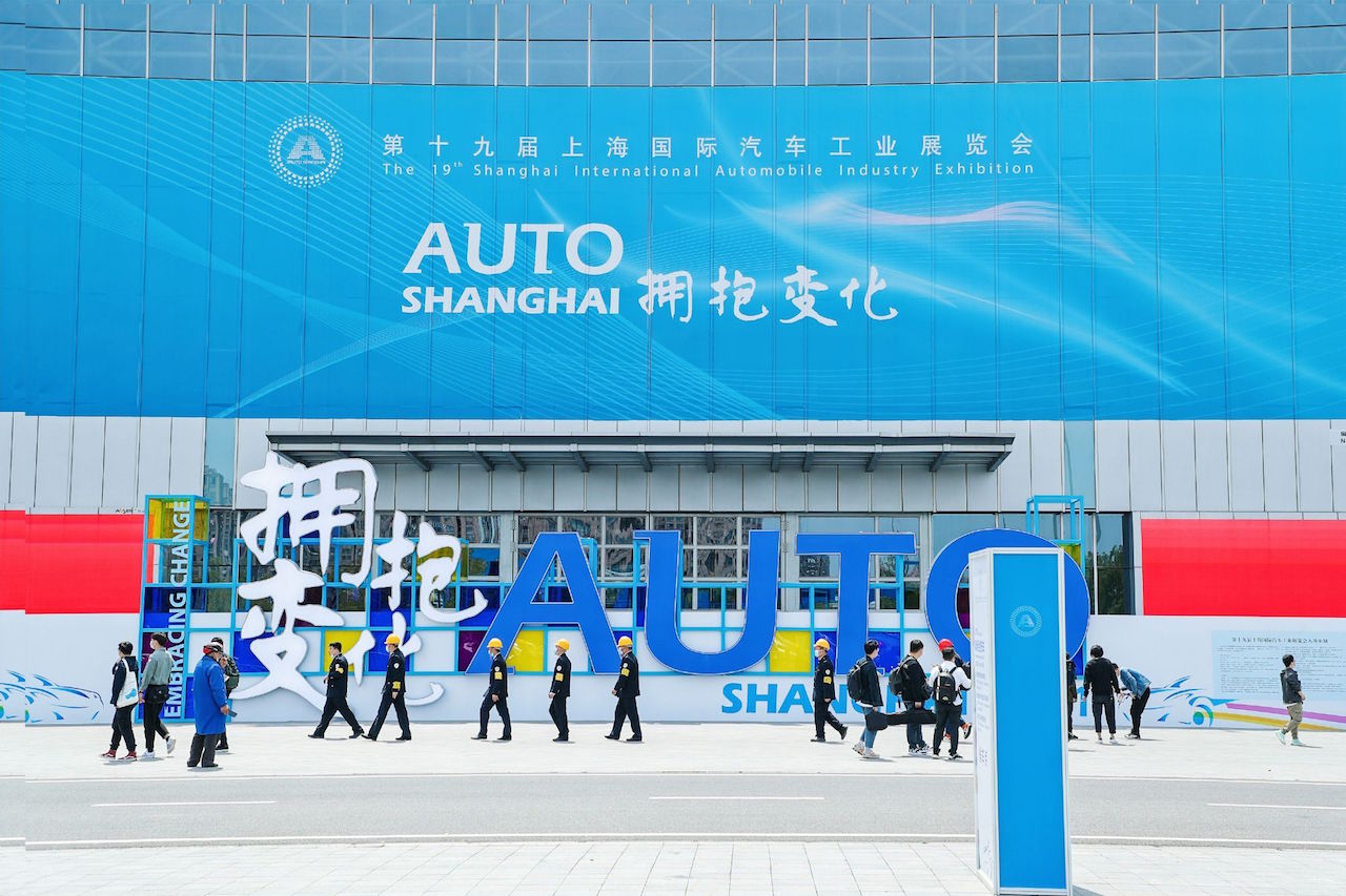 Salone di Shanghai 2023, il lusso elettrico dell'auto del futuro è qui thumbnail