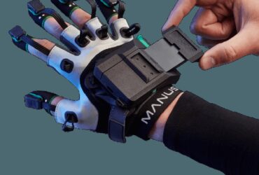 Manus Metagloves. Guanto VR anche in versione premium, con qualche funzionalità in più. Batterie removibili semplicemente.