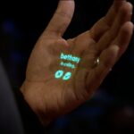 Humane: il dispositivo rivoluzionario che trasforma la mano in uno schermo thumbnail