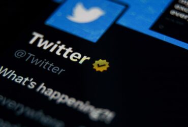 Twitter aggiunge la spunta blu agli account di celebrità decedute thumbnail