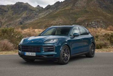 Porsche Cayenne, il restyling del nuovo Suv prima dell'avvento dell'elettrico thumbnail