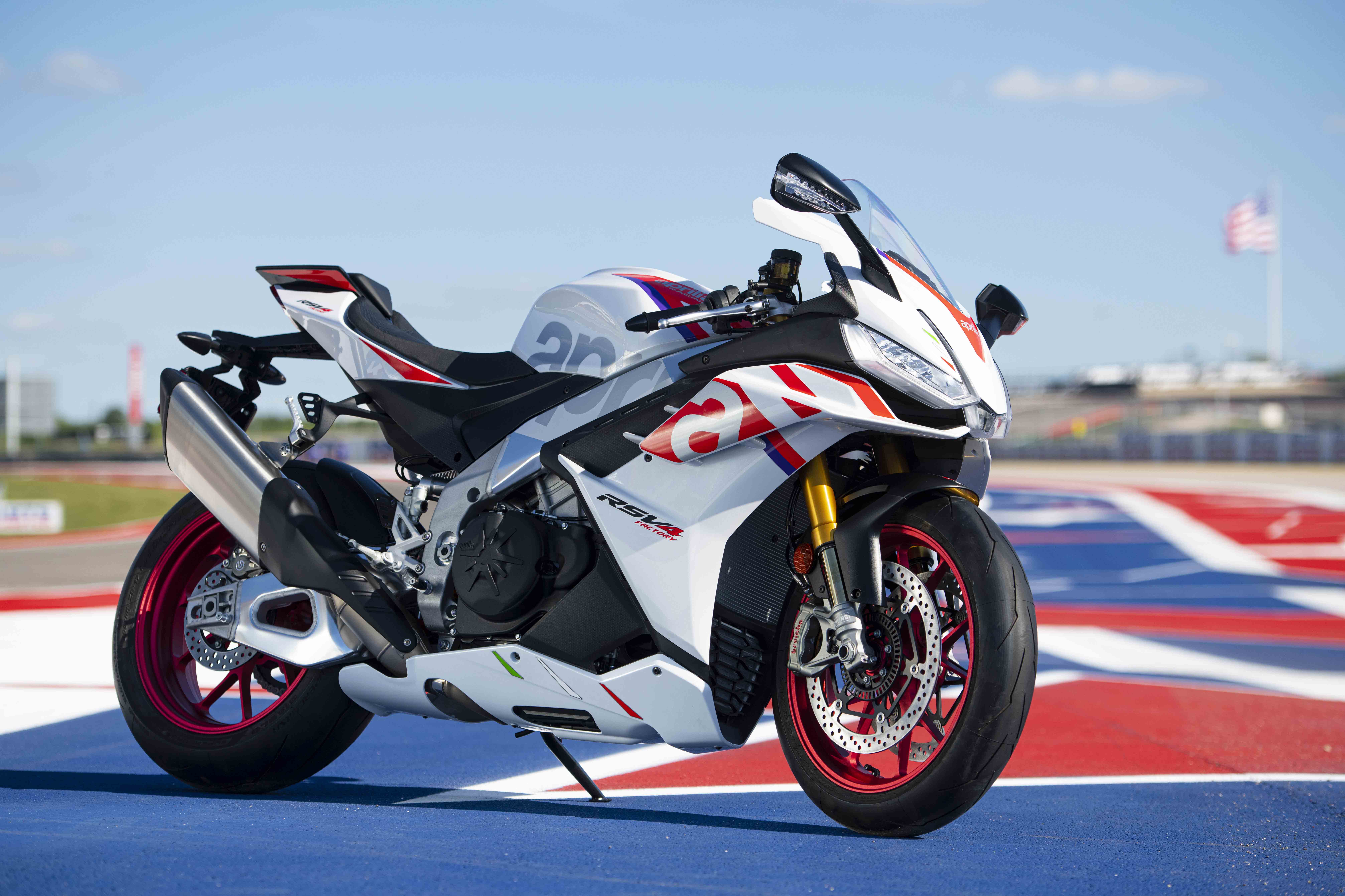 Aprilia: here are the new RSV4 Factory and Tuono V4 Factory Speed ​​White