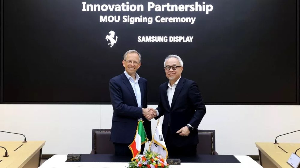 Benedetto Vigna, CEO of Ferrari and JS Choi, President and CEO of Samsung Display, source Ferrari Press Office