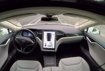 Tesla, i dipendenti condividevano video delle auto degli utenti per creare meme thumbnail