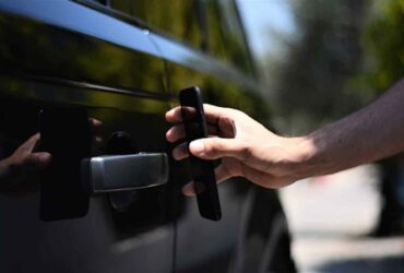 L'auto del futuro si aprirà con le app e le impronte digitali thumbnail