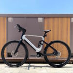 OKGO, la e-bike intelligente che dialoga con il ciclista e sembra uscita da Tron thumbnail