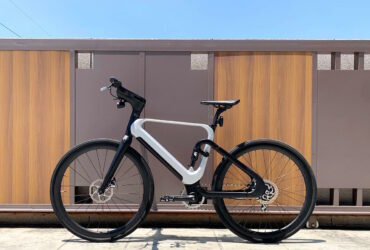 OKGO, la e-bike intelligente che dialoga con il ciclista e sembra uscita da Tron thumbnail