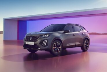 Il nuovo Peugeot 2008 cambia design, cockpit e motore elettrico thumbnail