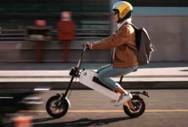 Tom, il ciclomotore elettrico che si piega e si porta come un trolley. Un progetto italiano che rivoluziona la mobilità urbana thumbnail