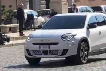 Fiat 600, il B-SUV avvistato a Roma scatena i social thumbnail