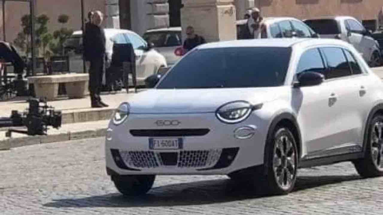 Fiat 600, il B-SUV avvistato a Roma scatena i social thumbnail