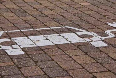 Auto elettriche, la Svezia costruisce la prima autostrada che auto ricarica. E l'Italia? thumbnail