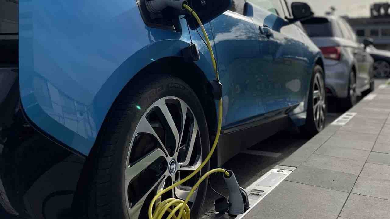Auto elettriche, dalla Germania arriva la ricarica da marciapiede thumbnail