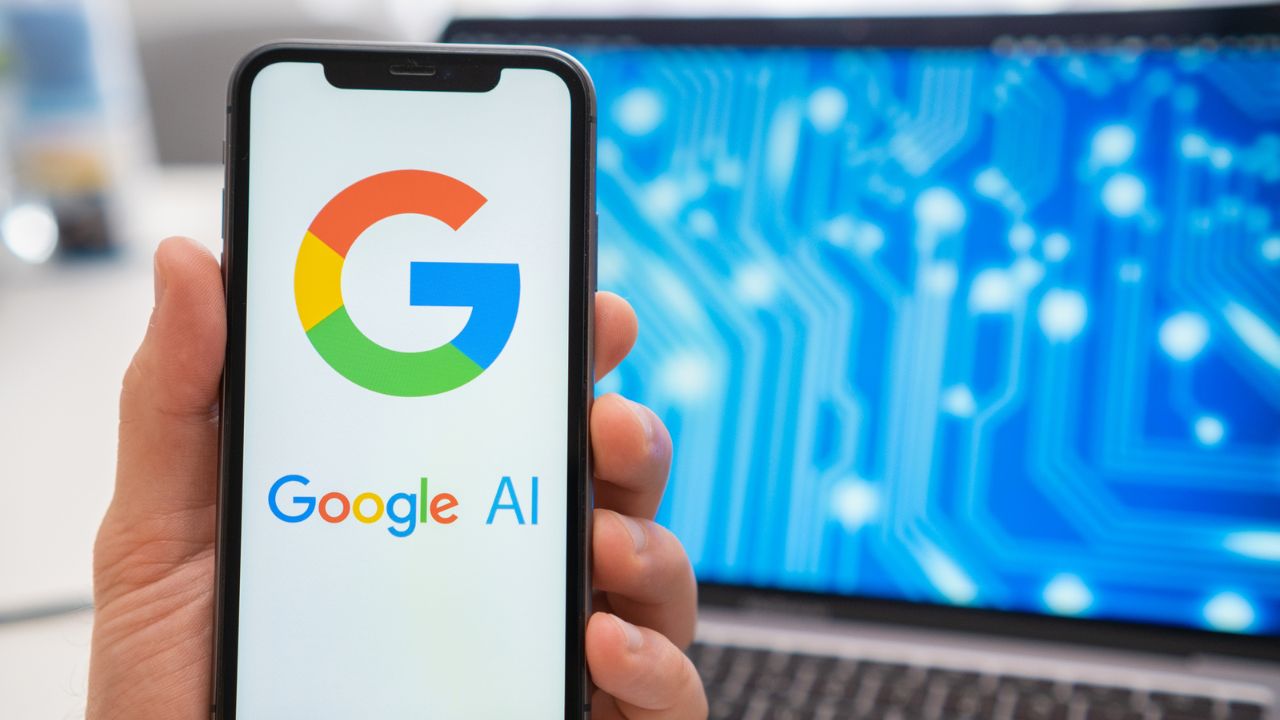 Geoffrey Hinton lascia Google dopo 10 anni per contrasti sull’uso dell’AI: “Sono pericolose” thumbnail