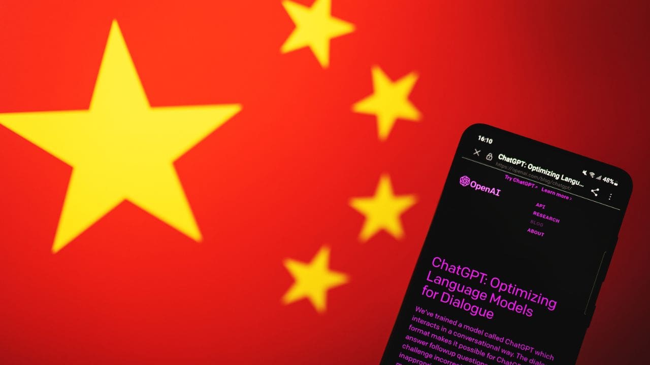 In Cina un uomo è stato arrestato per aver generato fake news con ChatGPT thumbnail