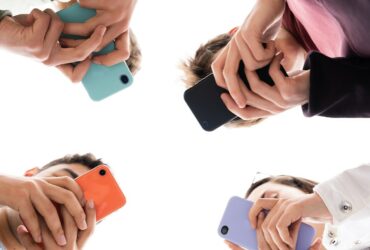 I moderatori di Facebook, YouTube, TikTok e ChatGPT in Kenya formano un sindacato thumbnail