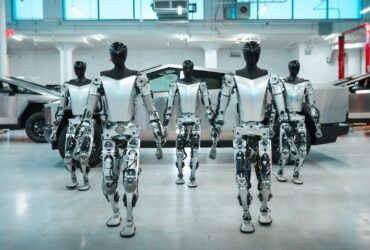 I robot di Tesla ora raccolgono oggetti e camminano thumbnail