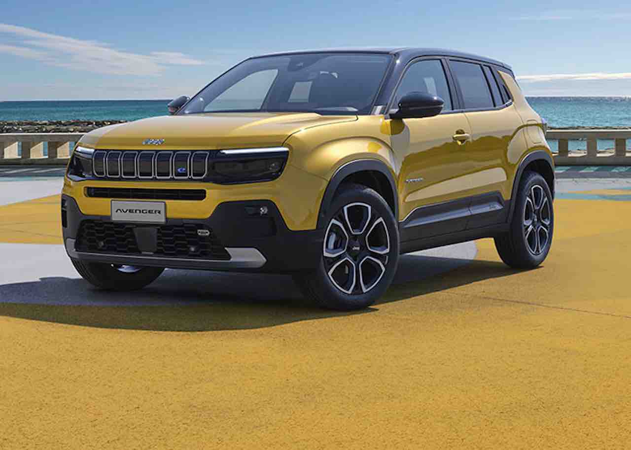 Jeep accelera con Avenger, l'elettrica che suona come una band thumbnail