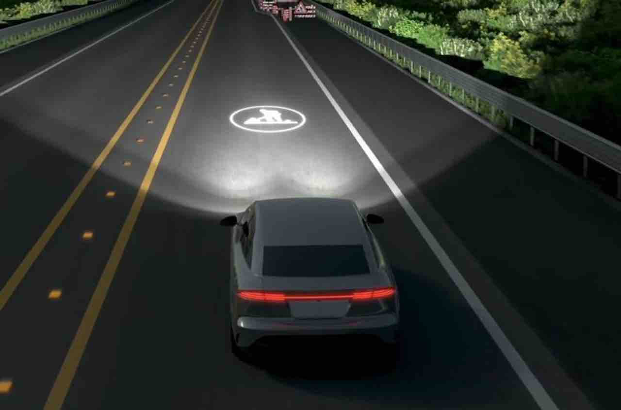 Hyundai, i fari intelligenti aiutano automobilisti e pedoni thumbnail