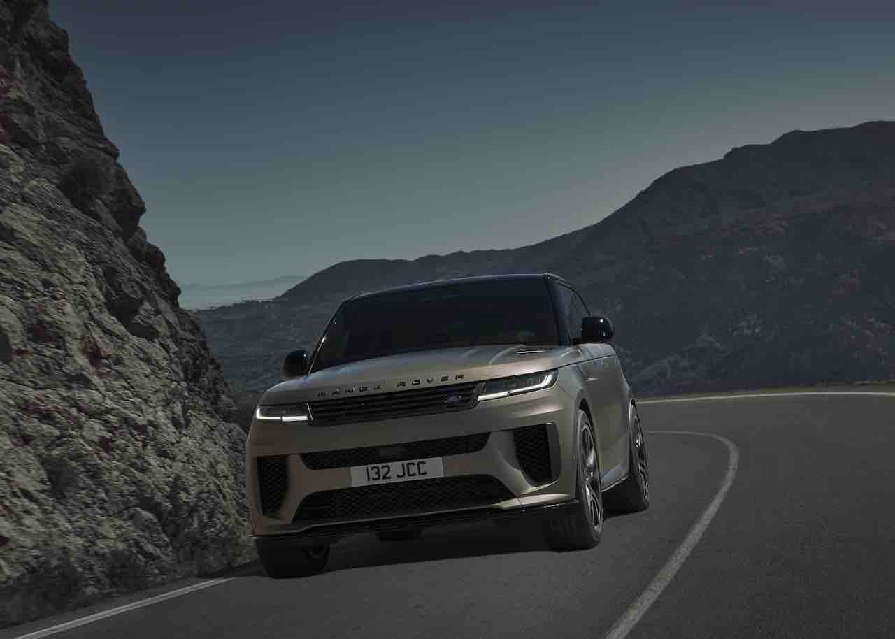 La nuova Range Rover Sport SV: ammiraglia del Modern Luxury prestazionale thumbnail