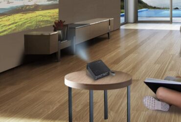 La magia del cinema portatile: ecco il proiettore smart perfetto da usare in campeggio, casa e a lavoro thumbnail