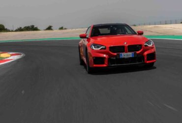 BMW M2, la super sportiva torna più potente thumbnail