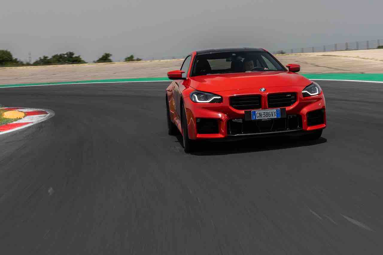 BMW M2, la super sportiva torna più potente thumbnail