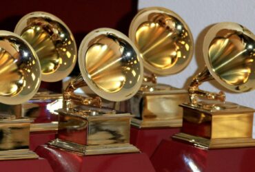 I Grammy Awards mettono al bando l’intelligenza artificiale: premi solo agli artisti umani thumbnail