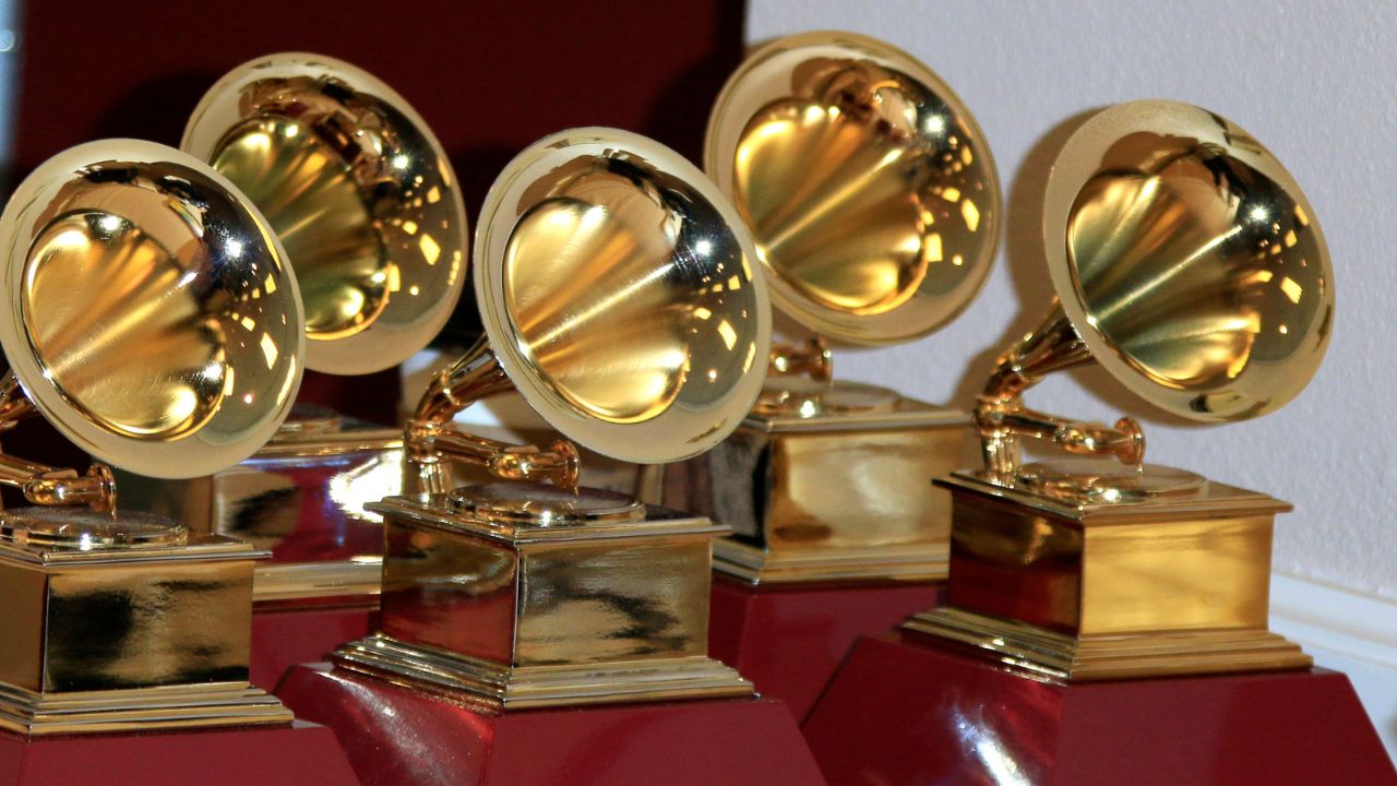I Grammy Awards mettono al bando l’intelligenza artificiale: premi solo agli artisti umani thumbnail
