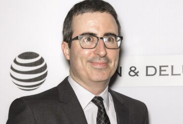 La protesta su Reddit prende una piega surreale: tre subreddit postano solo su John Oliver thumbnail