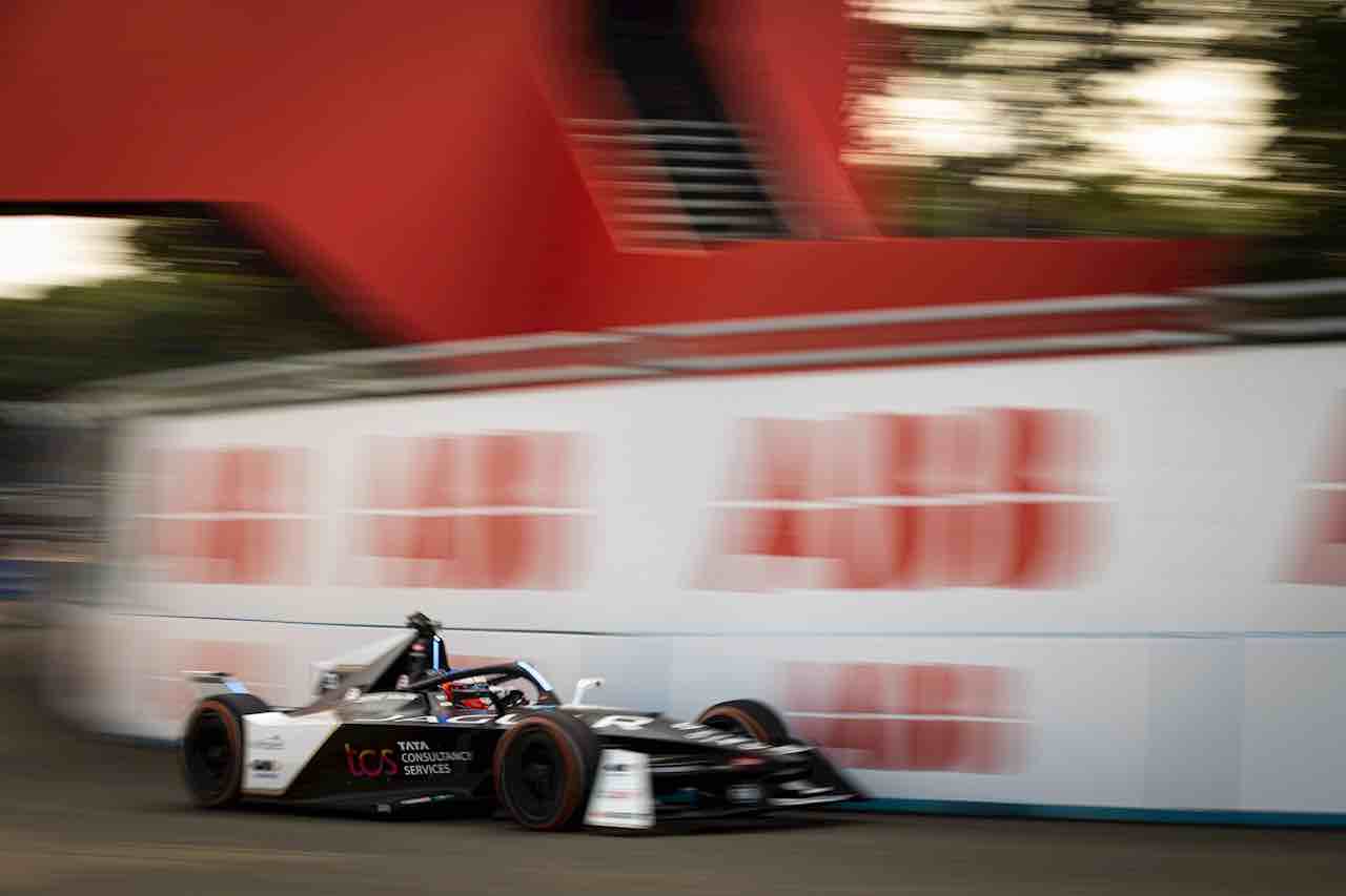 ABB scende in pista e ricarica le vetture della Formula E thumbnail