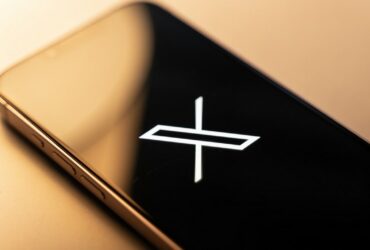 La modalità scura diventa di default su X (l'ex Twitter) thumbnail