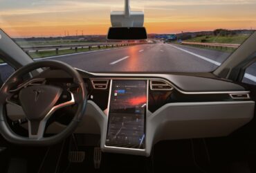 Tesla è pronta al lancio della guida autonoma del Cybertruck. E il titolo vola in borsa thumbnail