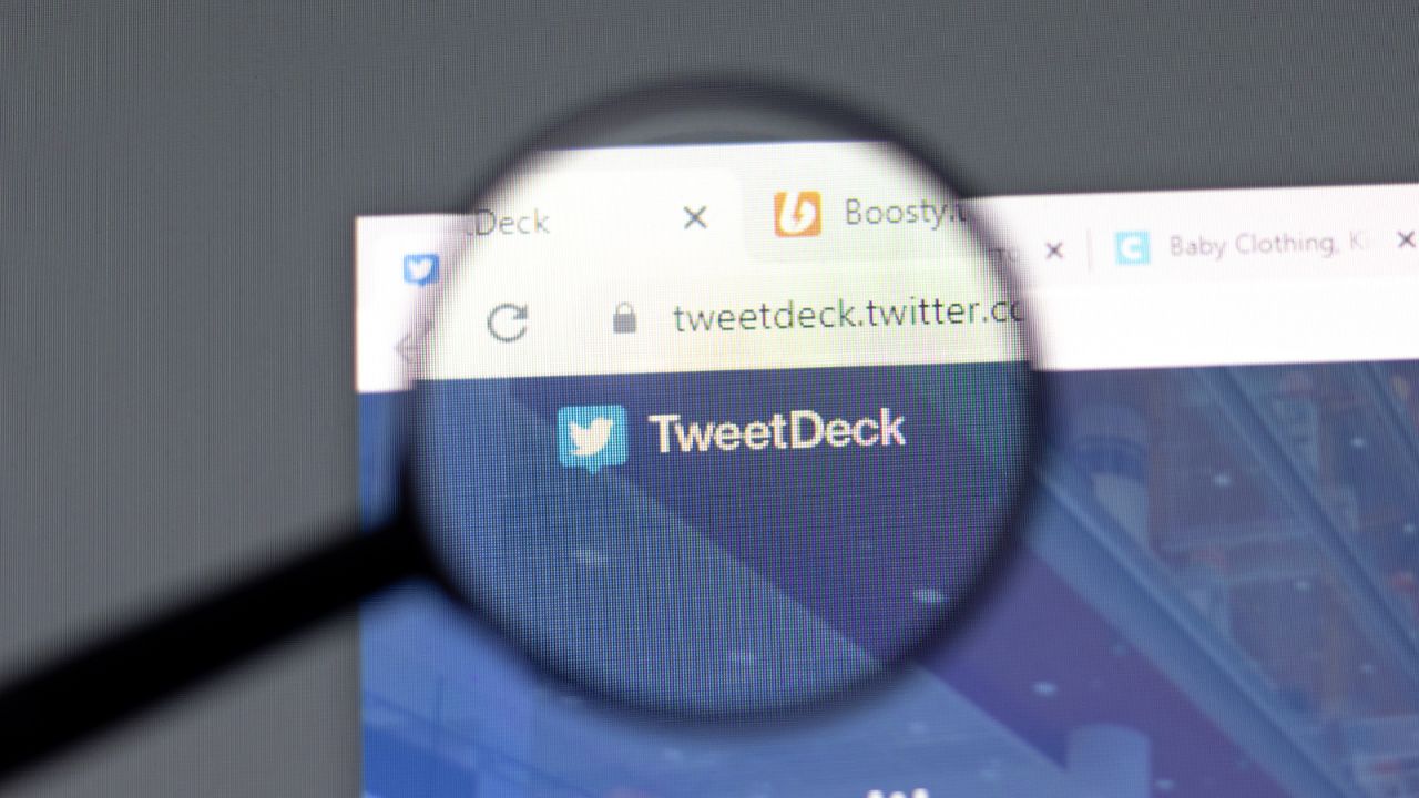 TweetDeck diventa a pagamento, la mossa di Elon Musk fa infuriare gli utenti thumbnail