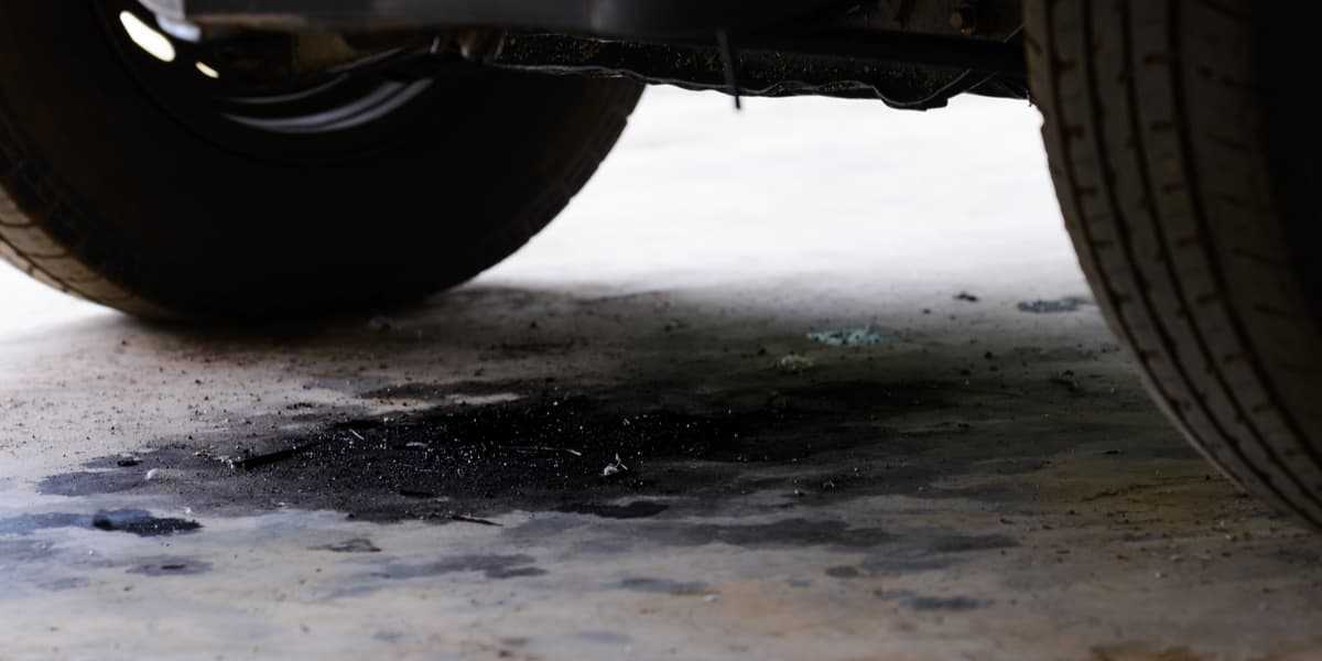 Why is the car draining oil: Causes, Signs and Solutions