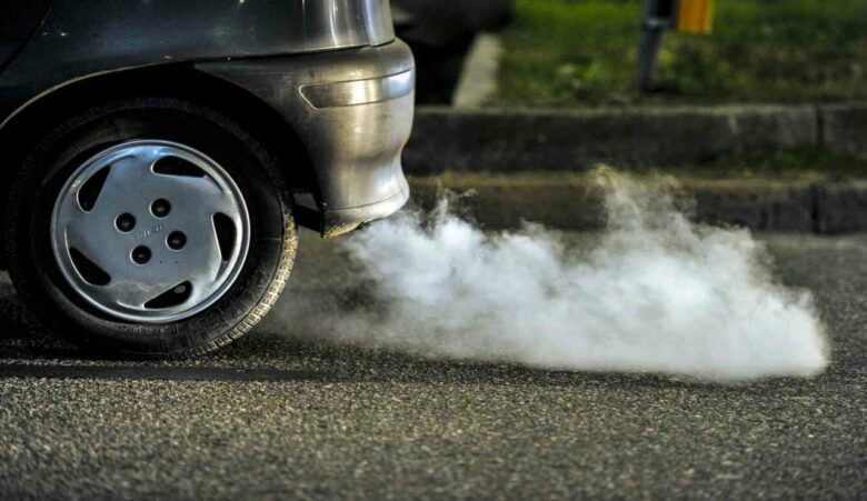 Why does the car make white smoke? Causes and solutions