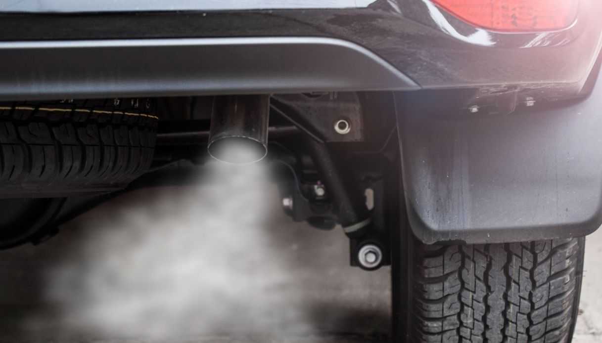 Why does the car make white smoke?  Causes and solutions