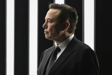 Elon Musk promette di pagare le spese legali dei licenziati per un tweet thumbnail