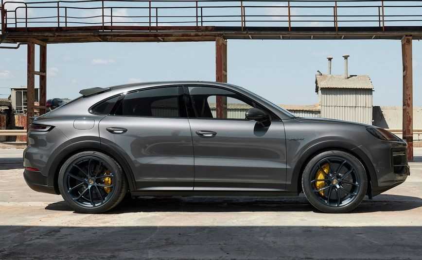 The new Porsche Cayenne Turbo E-Hybrid boasts a total power of 739 HP