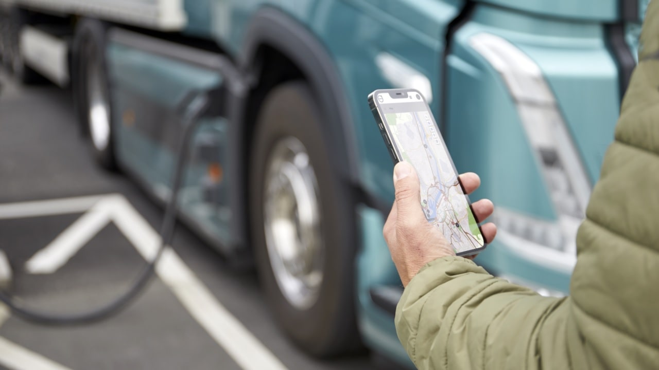 Volvo Trucks, svolta per la ricarica rapida dei veicoli elettrici pesanti thumbnail