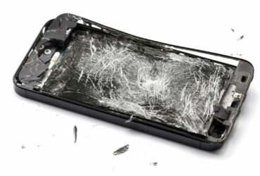 Non fatelo a casa: i rimedi casalinghi (disastrosi) per riparare il tuo smartphone thumbnail