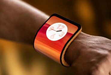 Motorola presenta lo smartphone che si avvolge attorno al polso thumbnail
